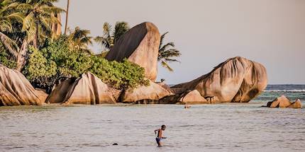 Garçon pêchant - Anse Source d'Argent - Ile de La Digue - Les Seychelles