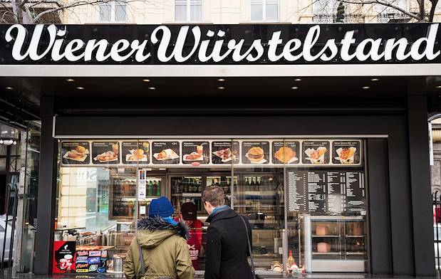 Un kiosque a saucisse, le Radatz Wiener Würstelstand sur le Kärntner Ring - Vienne - Autriche