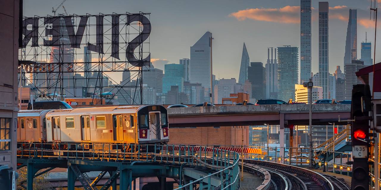 Métro dans une gare du Queens - New-York - Etats-Unis