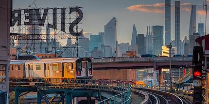Métro dans une gare du Queens - New-York - Etats-Unis