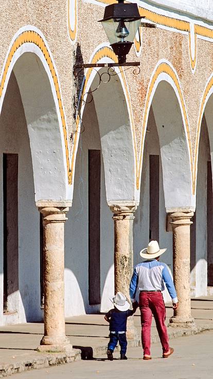 Père et fils dans les rues d'Izamal - Yucatan - Mexique