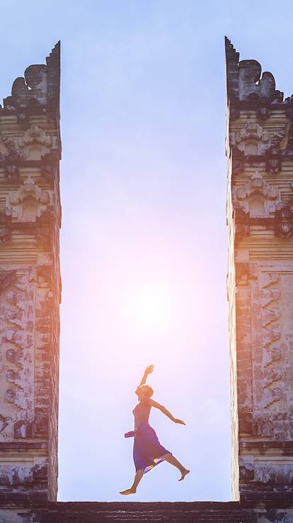 Femme dansant dans le temple Lempuyang - Bali - Indonésie