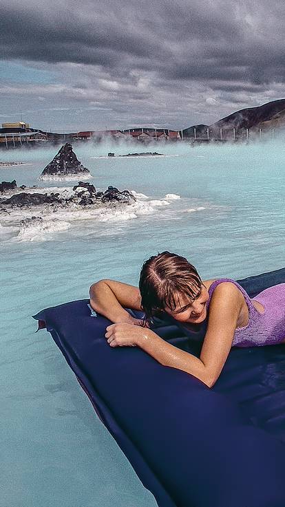 Baignade en famille dans une source chaude - Islande