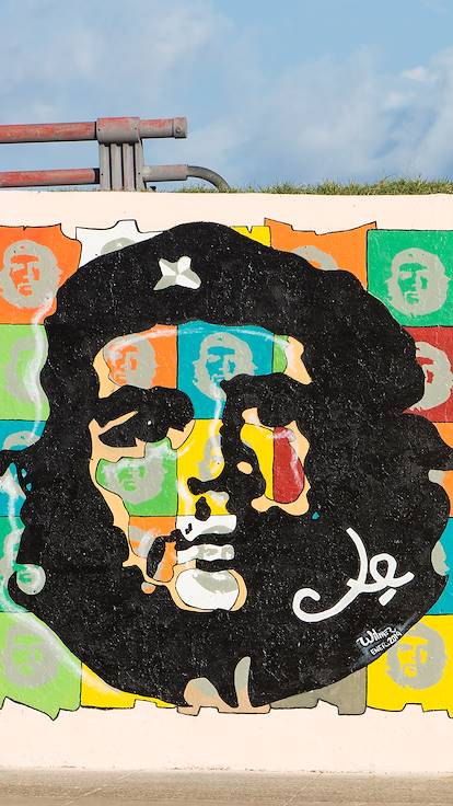 Piéton devant une fresque représentant Che Guevara - La Havane - Cuba