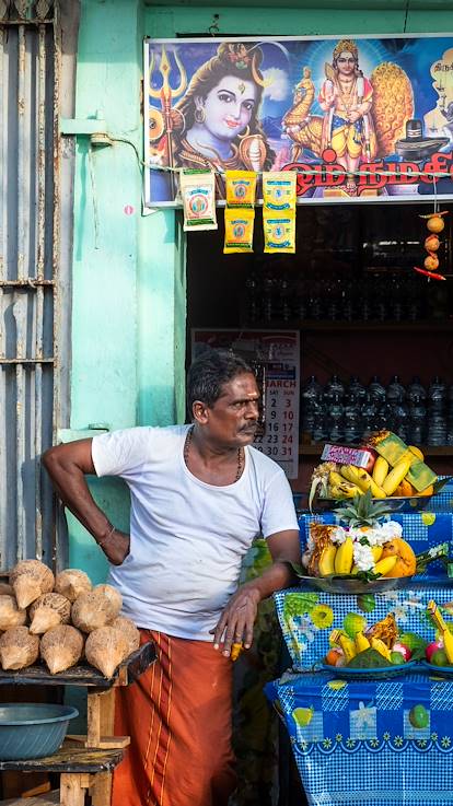 Vente d'offrandes à l'entrée d'un temple hindou - Sri Lanka