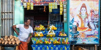 Vente d'offrandes à l'entrée d'un temple hindou - Sri Lanka
