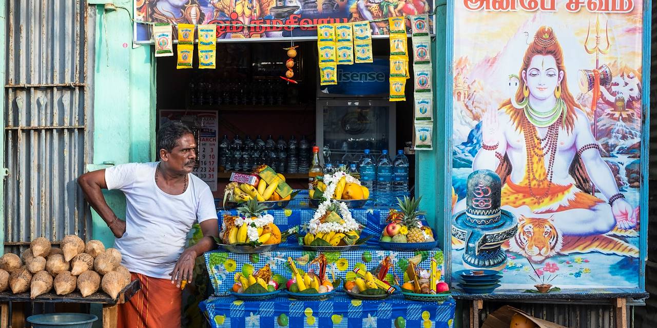Vente d'offrandes à l'entrée du temple hindou Koneswaram - Trinquemalay - Sri Lanka