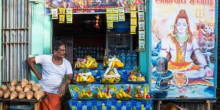 Vente d'offrandes à l'entrée du temple hindou Koneswaram - Trinquemalay - Sri Lanka