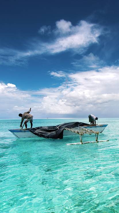 Pêcheur dans un lagon - Île de Ghuli - Maldives