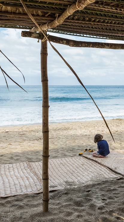 Enfant sur la plage au Mexique
