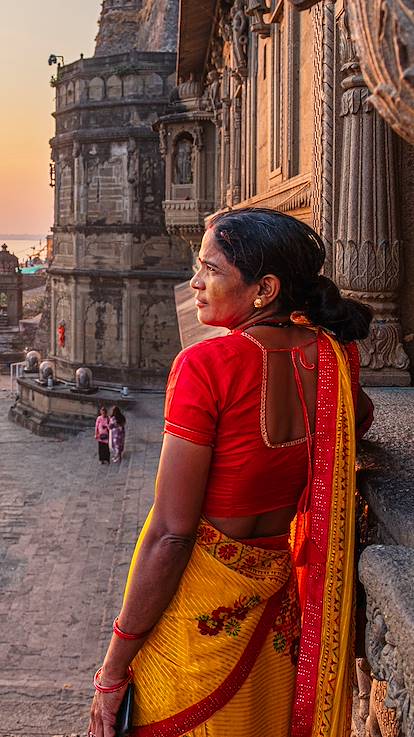 Vue sur la rivière sacrée Narmada au pied du fort d'Ahilya à Maheshwar - état de Madhya Pradesh - Inde