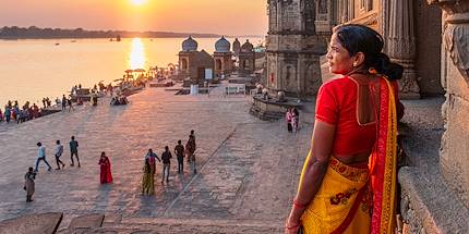 Vue sur la rivière sacrée Narmada au pied du fort d'Ahilya à Maheshwar - état de Madhya Pradesh - Inde
