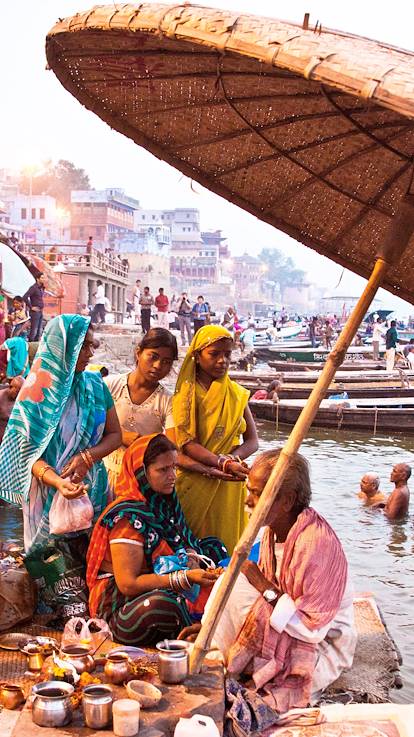 Marchand d'offrandes le long du Gange - Varanasi - Uttar Pradesh - Inde