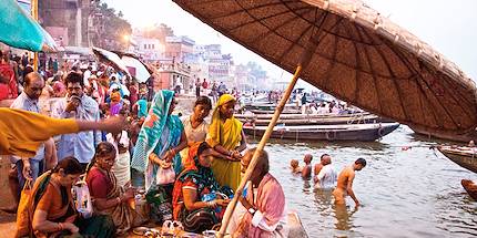 Marchand d'offrandes le long du Gange - Varanasi - Uttar Pradesh - Inde