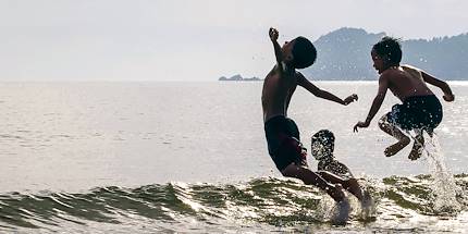 Enfants jouant dans l'eau à La Réunion