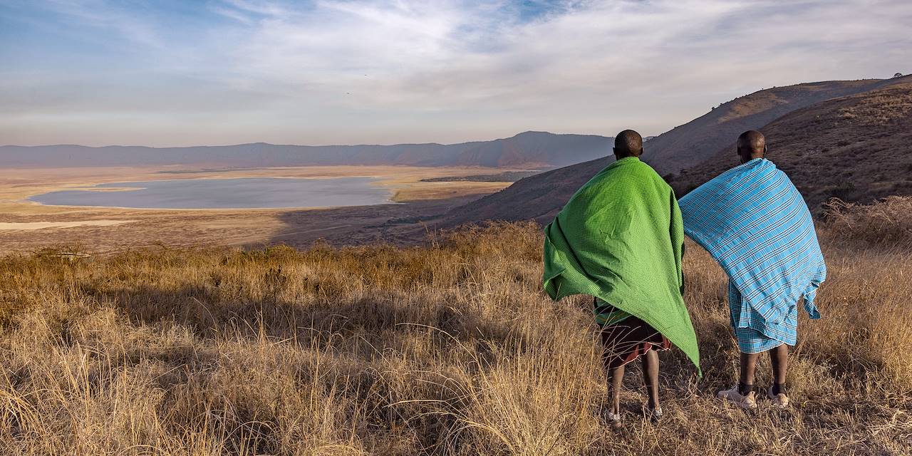 Massaï regardant le cratère du Ngorongoro - Tanzanie