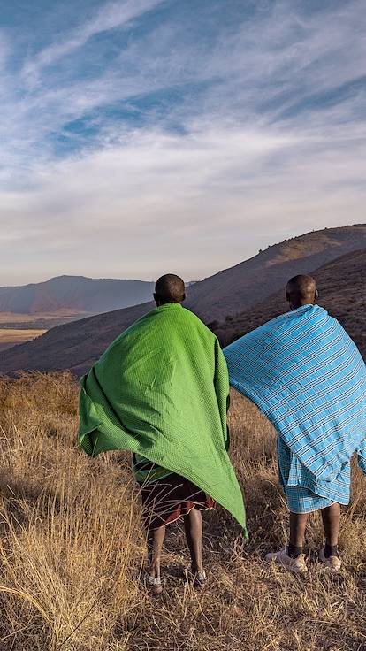 Massaï regardant le cratère du Ngorongoro - Tanzanie