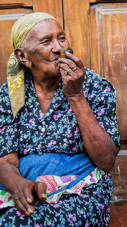 Vieille femme fumant la pipe dans les rues de la ville - Mindelo - Île de Sao Vicente - Cap Vert