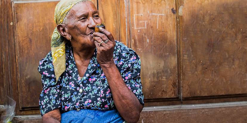 Vieille femme fumant la pipe dans les rues de la ville - Mindelo - Île de Sao Vicente - Cap Vert