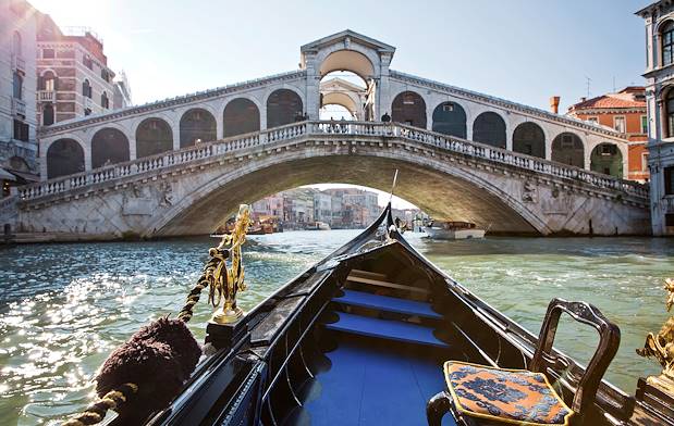À bord d'une gondole : pont du Rialto - Venise - Vénétie - Italie