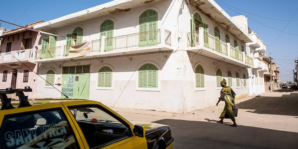 Taxi devant une maison coloniale du centre historique de Saint Louis - Sénégal