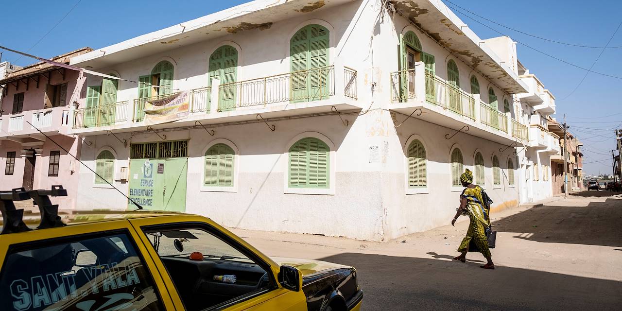 Taxi devant une maison coloniale du centre historique de Saint Louis - Sénégal