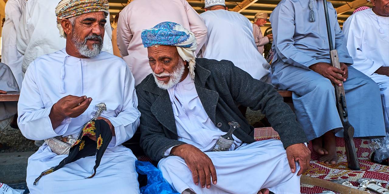 Vente de khandjars au marché de Sinaw - Oman