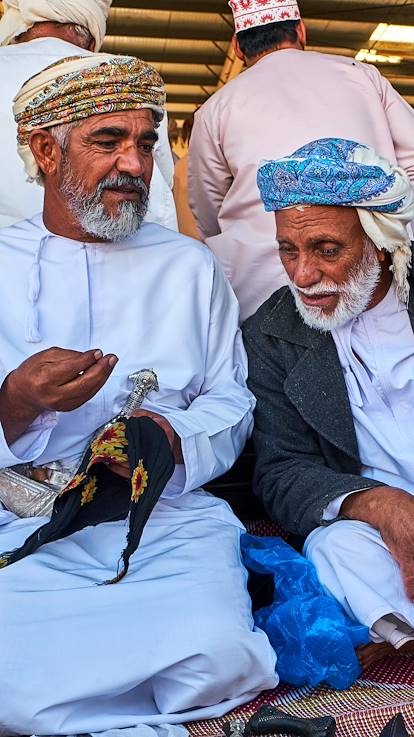 Vente de khandjars au marché de Sinaw - Oman