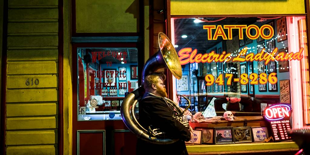 Un homme et son soubassophone - Nouvelle Orléans - Louisiane - Etats Unis