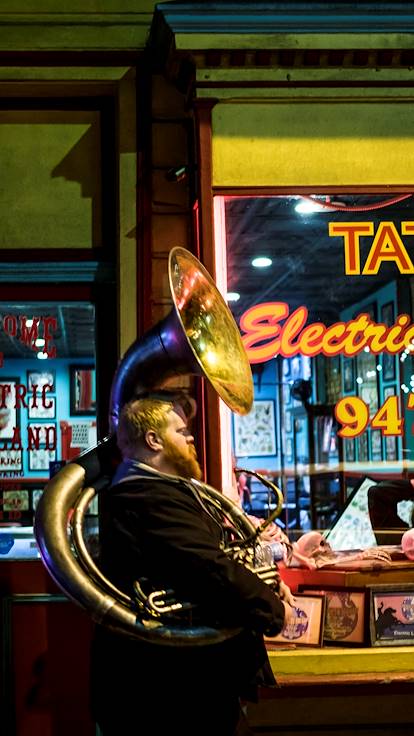 Un homme et son soubassophone - Nouvelle Orléans - Louisiane - Etats Unis