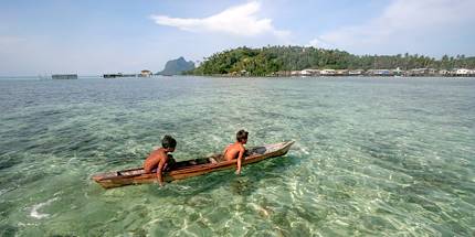 Enfants sur une pirogue traditionnelle - Malaisie