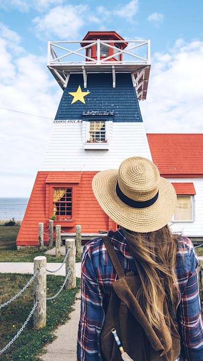 Phare de Grande-Anse peint aux couleurs du drapeau de l'Acadie - Nouveau Brunswick - Canada