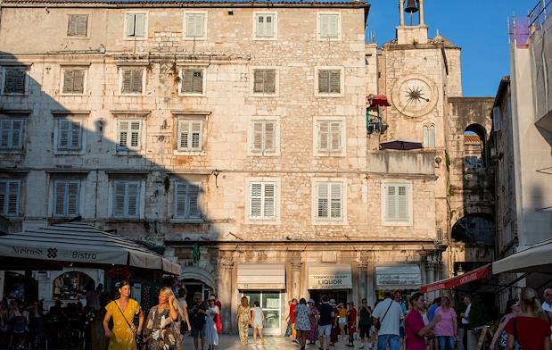 Terrasses de café près de la Tour de l'Horloge - Split - Croatie