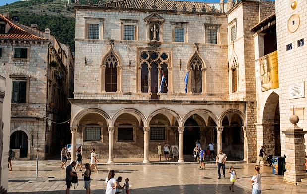 Sur la place Luza à Dubrovnik : Palais Sponza - Croatie