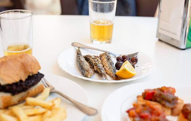 Tapas traditionnels dans un bar de Madrid - Espagne