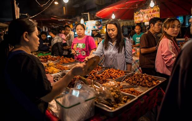 Découverte de la street food sur le marché nocturne de Bangkok - Thaïlande