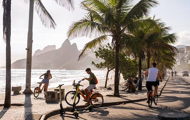 Cyclistes le long de la plage Ipanema - Rio de Janeiro - Brésil