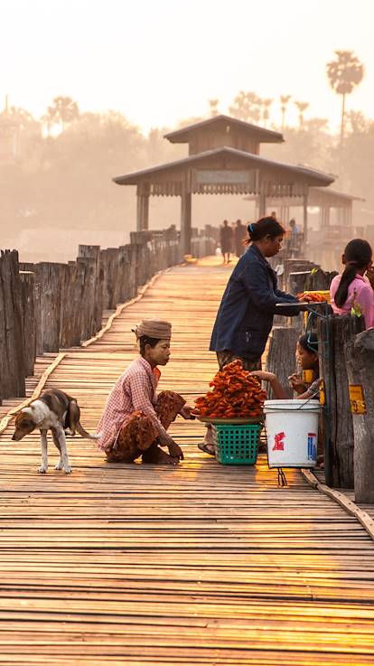 Sur le pont U Bein - Division de Mandalay - Birmanie