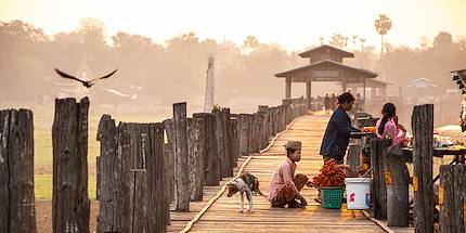 Sur le pont U Bein - Division de Mandalay - Birmanie