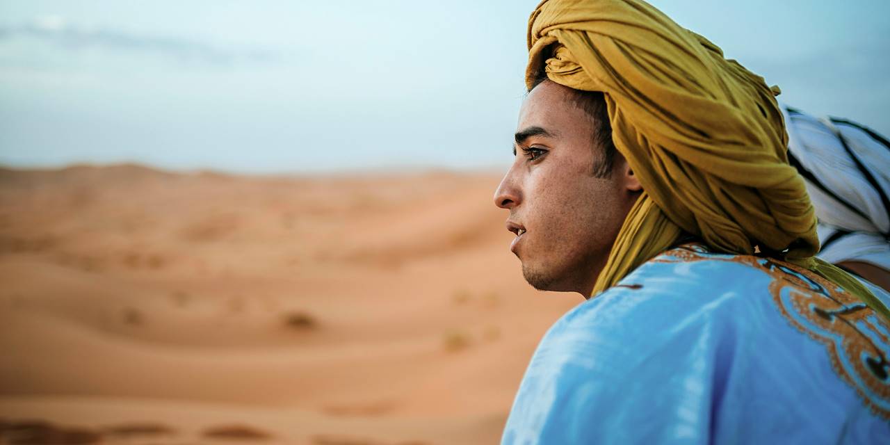 Jeune berbère dans le désert - Maroc