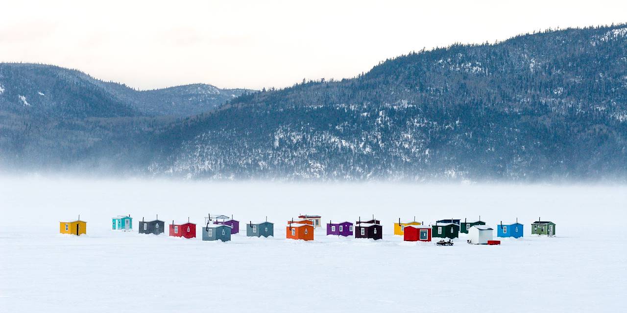 Cabanes colorées sur la glace : village de pêche blanche dans la région de Saguenay - Québec - Canada