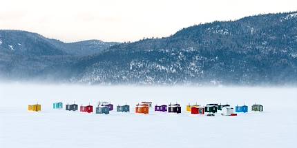 Cabanes colorées sur la glace : village de pêche blanche dans la région de Saguenay - Québec - Canada