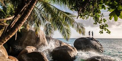 Jeunes hommes sur un rocher - La Digue - Seychelles