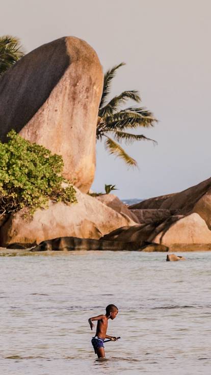 Garçon pêchant dans l'océan - Mahé - Seychelles