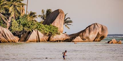 Garçon pêchant dans l'océan - Mahé - Seychelles