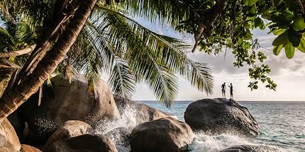 Jeunes hommes sur un rocher - Ile de Mahé - Les Seychelles