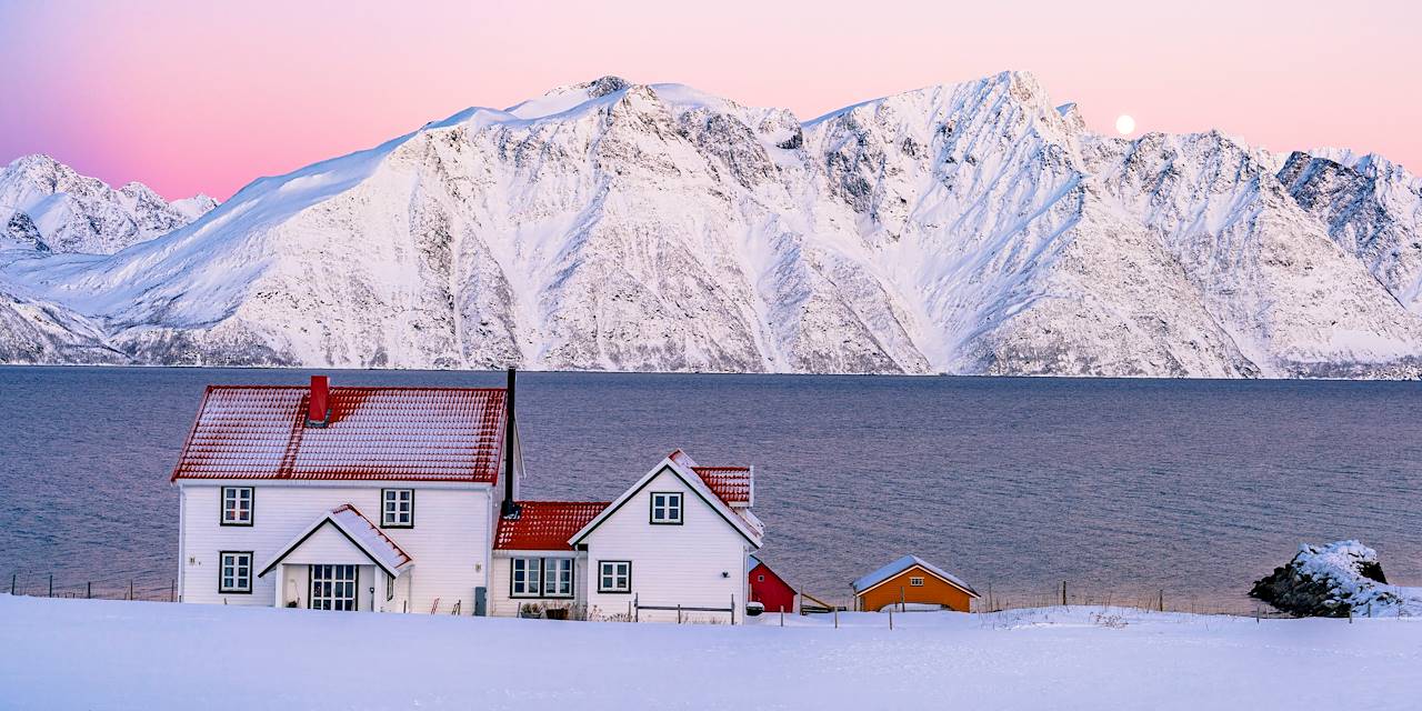 Cabanes de pêche surplombant la mer Arctique - Olderdalen - comté de Troms - Norvège