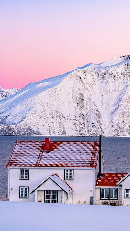 Cabanes de pêche surplombant la mer Arctique - Olderdalen - comté de Troms - Norvège 