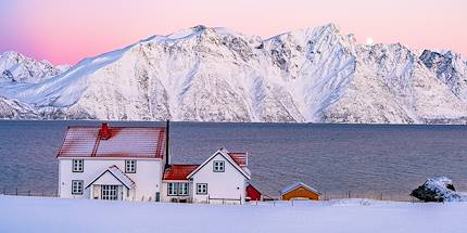 Cabanes de pêche surplombant la mer Arctique - Olderdalen - comté de Troms - Norvège 