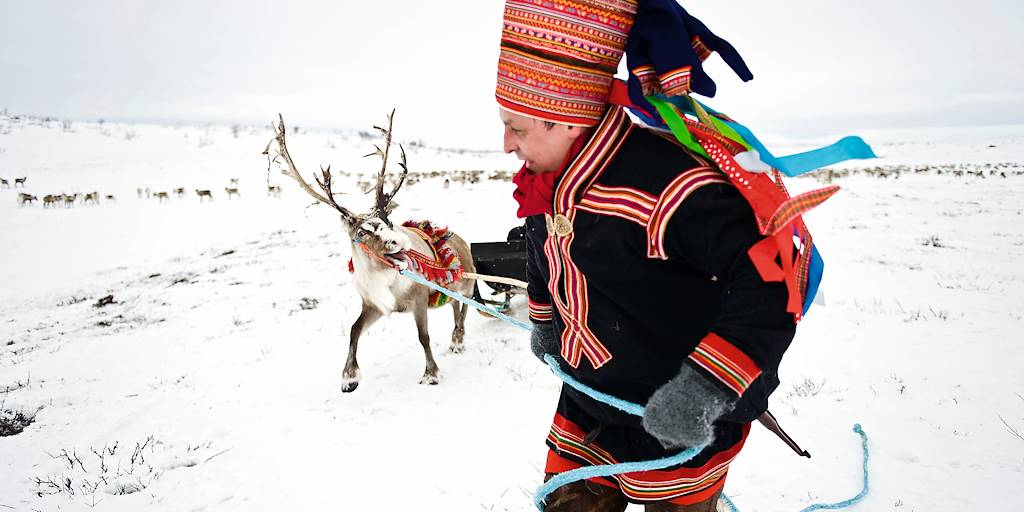 Un homme Sami et son renne - Finnmark - Norvège